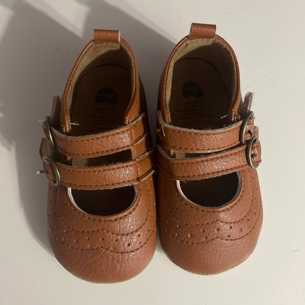Girls brown shoes
